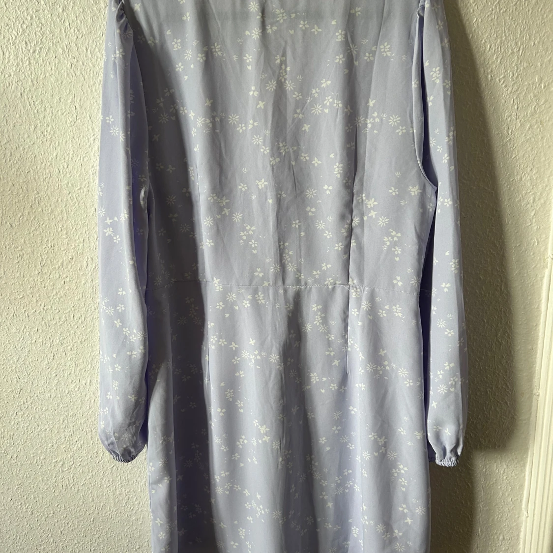 Ljusblå blommig klänning med knappar - 90