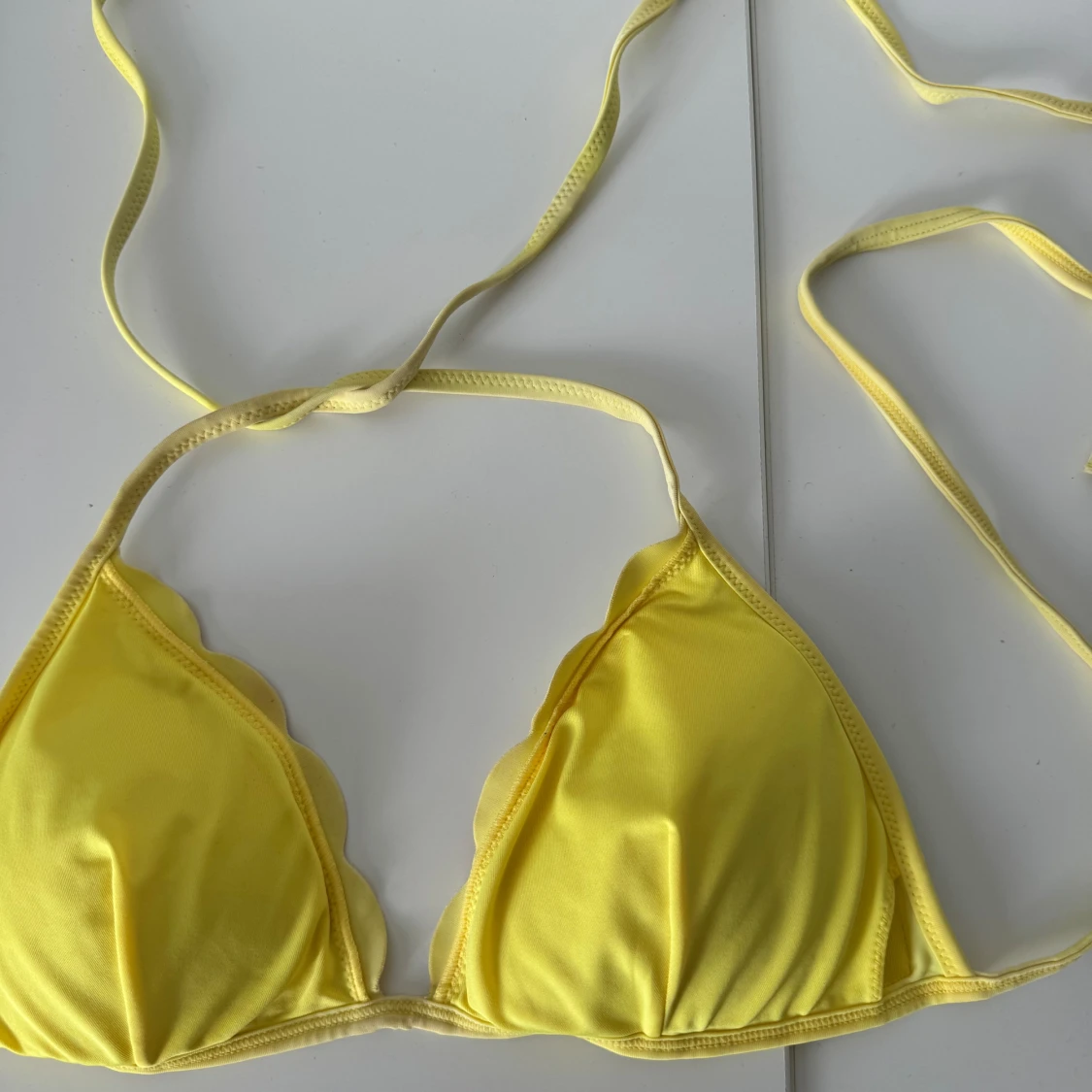 Gul bikiniöverdel - 90