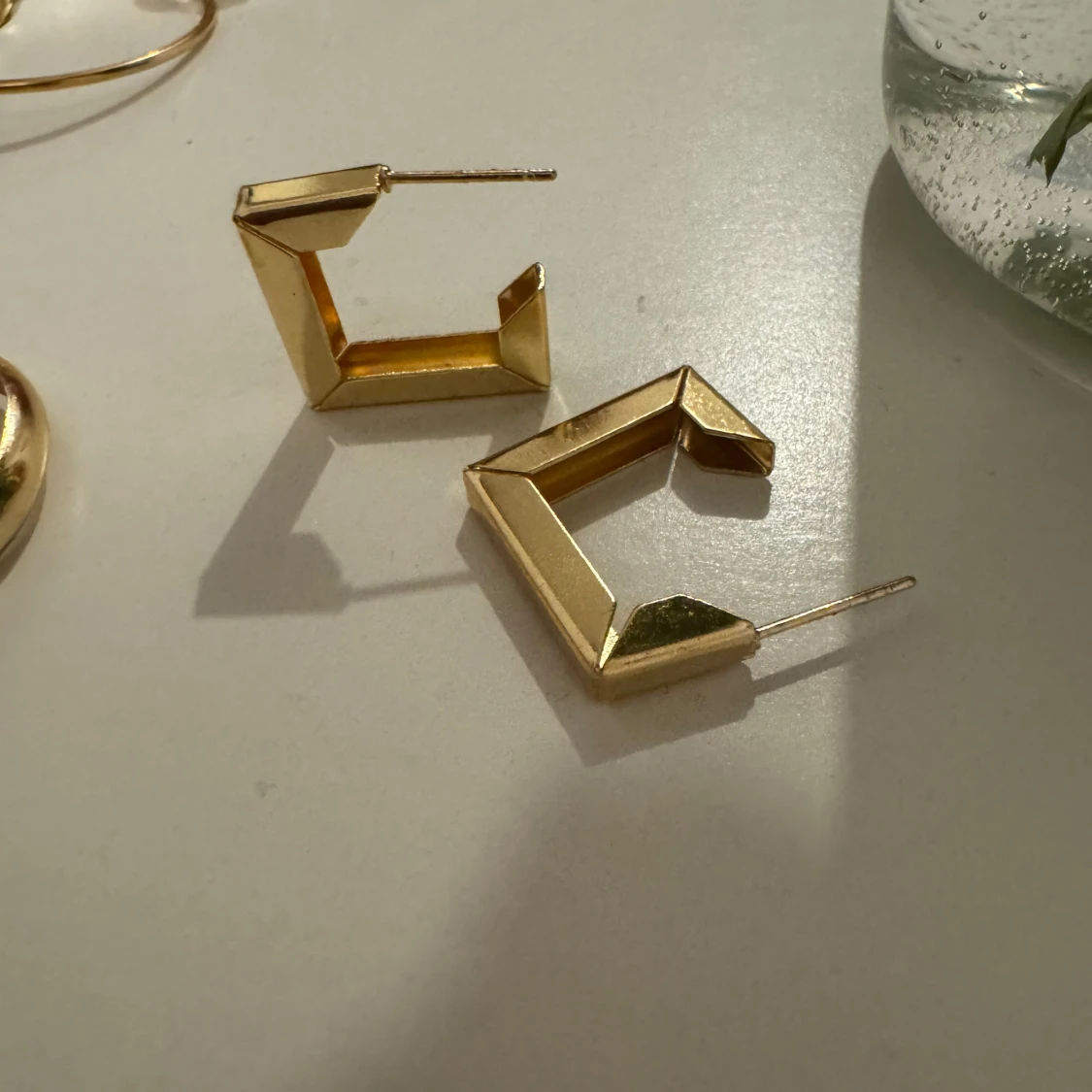 Guldiga geometriska örhängen - 92