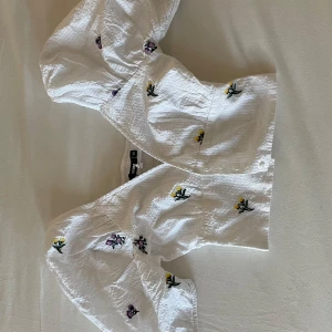 Vit blus - Vit blus med blomm broderier💐  Aldrig använd.