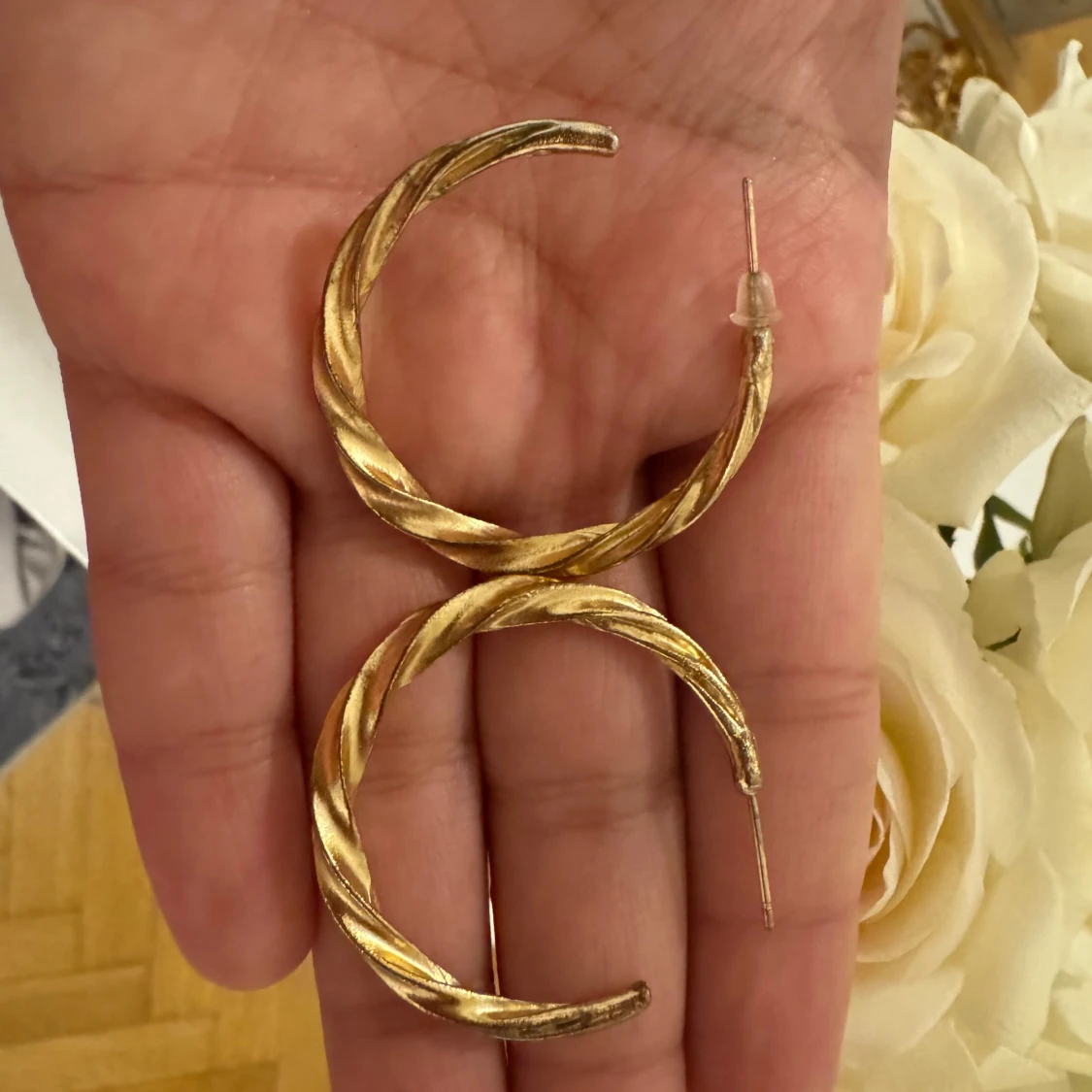 Guldiga vridna örhängen - 90