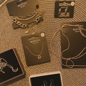 Smyckeskollektion från Montini - En samling av eleganta smycken från Montini. Allt är oanvänt färutom - (hjärtformade örhängena, röda örhängena och måne-halsbandet) . Alla 9 stycken smycken - 90kr eller 40kr styck. 