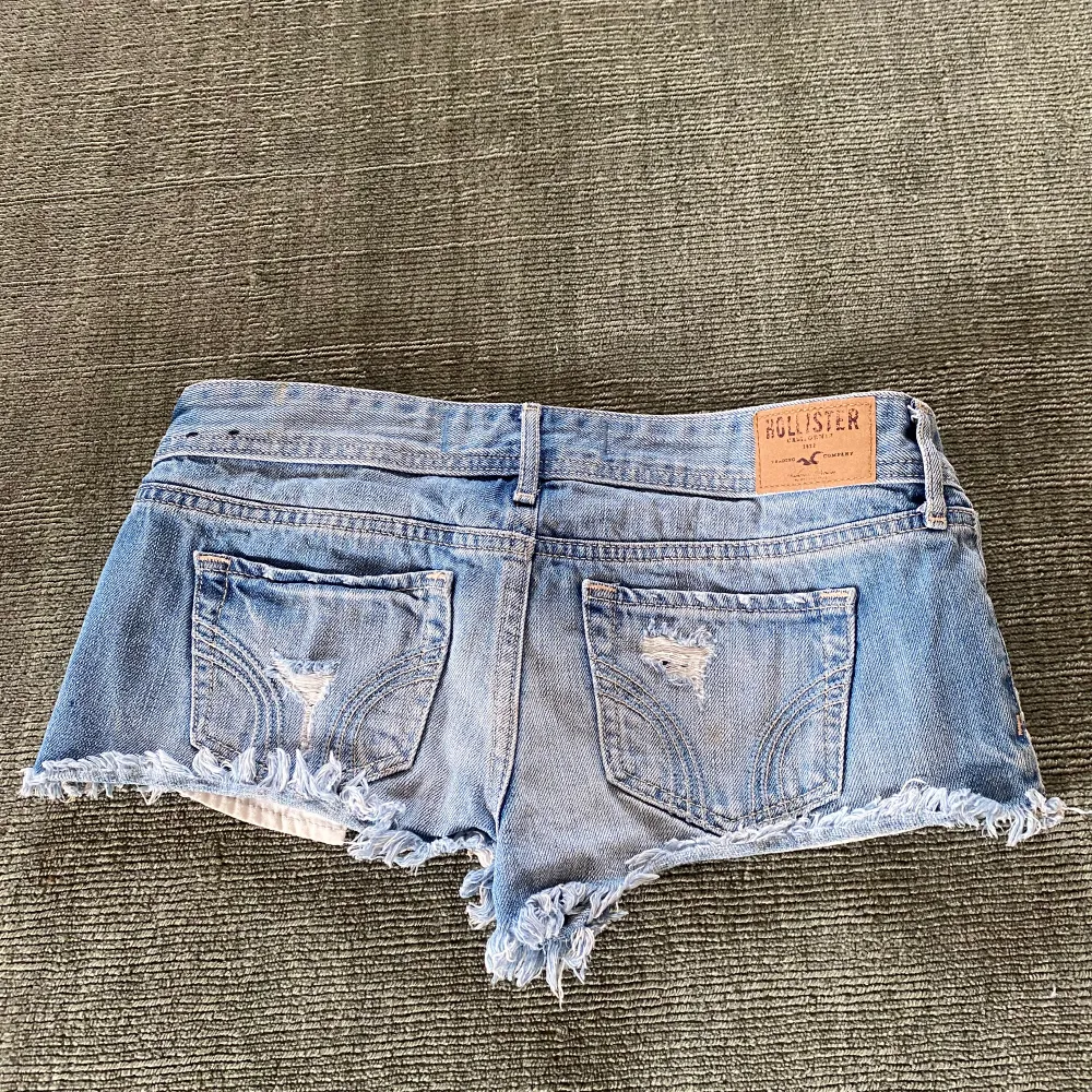 Säljer dessa lågmidjade jeans shorts från hollister med broderade blommor  Midjemått: 39 cm. Shorts.