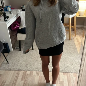 Mira Paris hoodie  - Super trendig Hoodie för nått år sedan men tycker fortfarande den är super cool! Inte speciellt andvänd och passar till typ allt. Perfekt inför våren o vintern!😍ny pris är 1200! Och pris kan diskuteras 