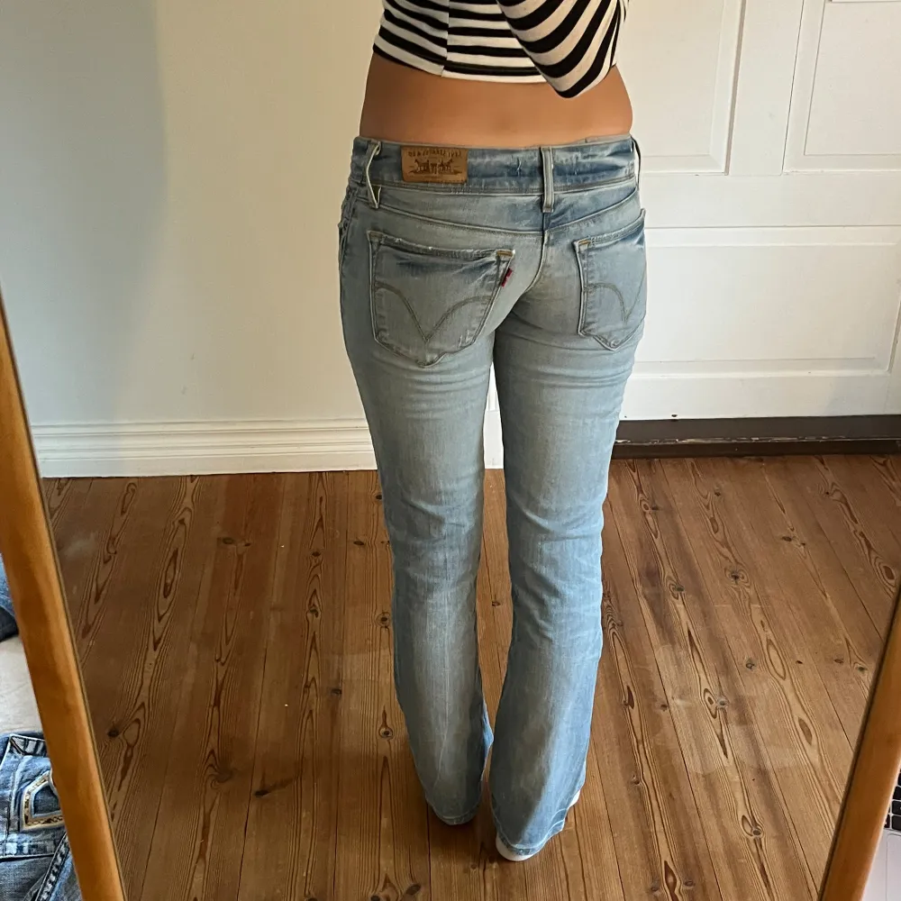 Midjemått( rätt över): 36cm  Inerbenslängd: 77cm   Köp dem via ”KÖP NU” eller Swish  Modellen är 170 cm, inga defekter 💕. Jeans & Byxor.