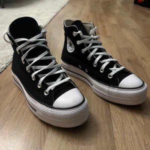 Converse skor  - Helt nya Converse skor, använda en gång pga var förstora. Modellen heter, Chuck Taylor All Star Lift. Storlek 39,5. Köpta för 970kr