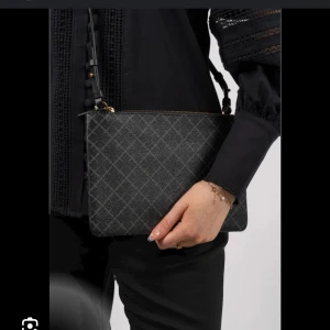 Säljer väska  - Säljer min favorit väska köpt för 900kr och har lite defekter så säljer för endast 500kr 