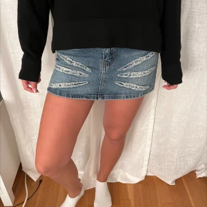 Kort jeanskjol - Kort jeanskjol stl 36 med coola detaljer fram❣️ 
