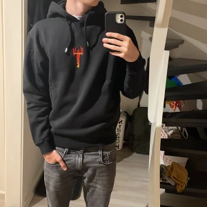 Dsquared2 hoodie - Skön hoodie med tryck i mitten nypris ungefär 4000kr 