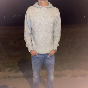 Kashmere hoodie - ”100% cashere hoodie” | Skick 10/10 | Storlek: S | Nypris: 2649 | | vårat pris 1899 | (Tröjan är ej använda!) Skriv vid frågor eller funderingar!!! 