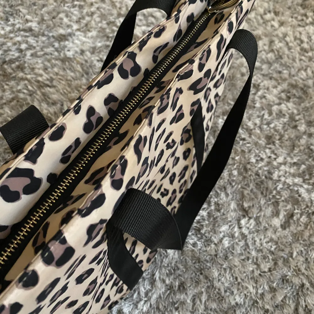 Söt trendig leopard väska🐆  Höjden 32cm  Brädden 40cm Skriv för frågor💕. Väskor.