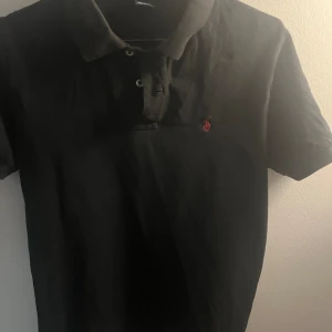 Ralph lauren pike  - En fin Ralph lauren pike.Den röda Ralph lauren loggan är lite svagare pågrund av ljuset.