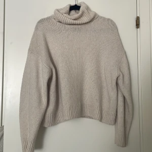 Stickad tröja - Jätte fin stickad tröja med polokrage. Jätte pilarna ljus men ena bilden är nu och den andra på vintern med ett gult ljus när det också var mörkt. Den är från mango 💓