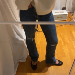Utsvängda jeans med slitningar  - Säljer mina nästan helt oanvända utsvängda jeans från zara!