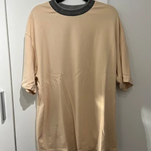 Acne studios - neck logo tee - Säljer av denna snygga T-shirt från acne studios. Size M, sitter lite oversize. Mycker bra skick.  Kontakta mig för mer info/bilder. 