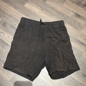 Svarta linneshorts från hm i storlek 152 - Säljer ett par svarta linneshorts