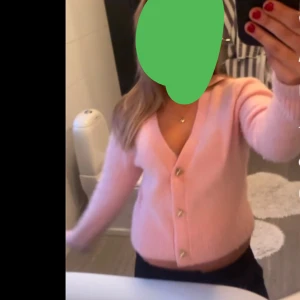 Stickad tröja other stories  - Stickade rosa tröja från other stories!!