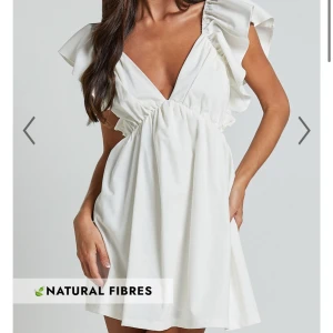 Showpo klänning - Så fin kort klänning med knyte i modellen ”Raiza mini dress” från showpo. Klänningen var tyvärr lite för stor för mig och tvingas därför sälja den. Helt ny med prislappar, då den endast är testad. Nypris ca 1000kr med tull🤍