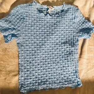 Tröja - Super söt ljusblå tröja, perfekt nu när sommaren börjar närma sig, säljer pga att den aldrig kommit till användning jag har bara haft den hemma och provat ett fåtal gånger men aldrig använt ute💗💗skriv vid frågor och funderingar!