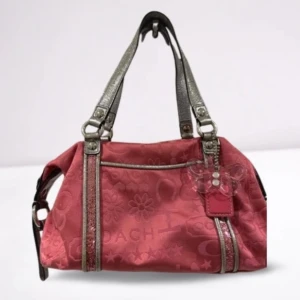 Rosa handväska från Coach - intressekoll på min väska från coach!!🌸 Snygg rosa handväska från Coach med blommigt mönster och silverfärgade detaljer. Väskan har dubbla handtag och en dragkedja framtill. Perfekt för att ge din outfit en färgklick!