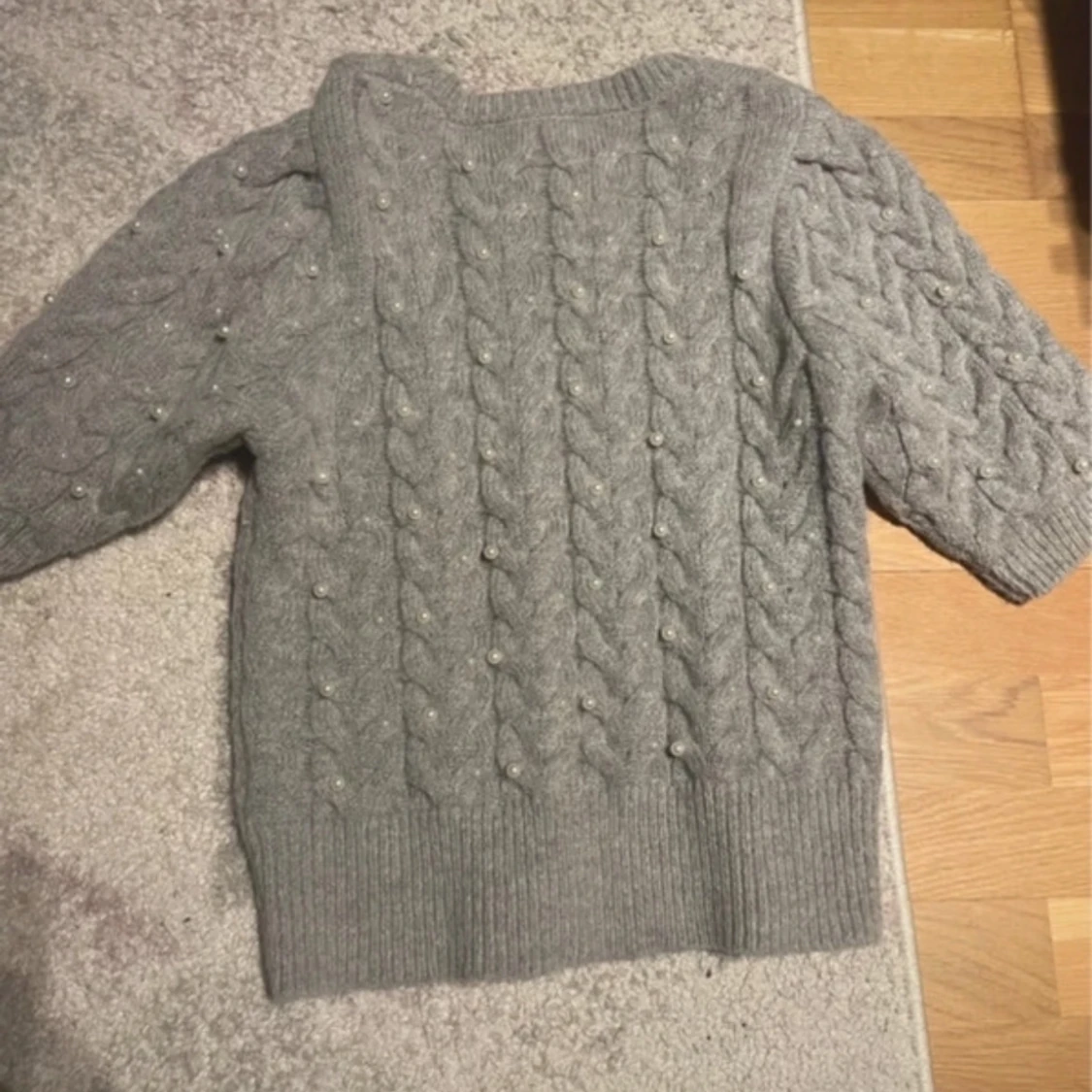 Grå stickad tröja - 2