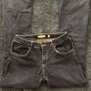 Mörkblå lågmidjade jeans - Snygga mörkblå jeans från Subdued med låg midja och klassisk femficksdesign. Jeansen har dekorativa knappar på bakfickorna och kontrastsömmar som ger en avslappnad look💞Det står strl 42 men jag har strl W28/L32 och de passar perfekt🤩