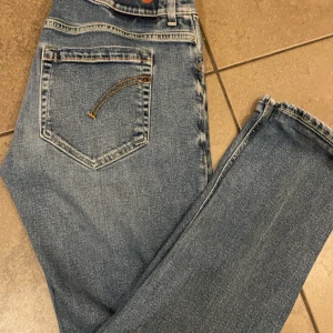Dondup George  - Hej! Säljer ett par Dondup Jeans i modellen George 💫 || Skick: Mycket bra || Storlek : W34, men passar 33 och 32|| Har du några frågor är det bara att höra av sig 🙌