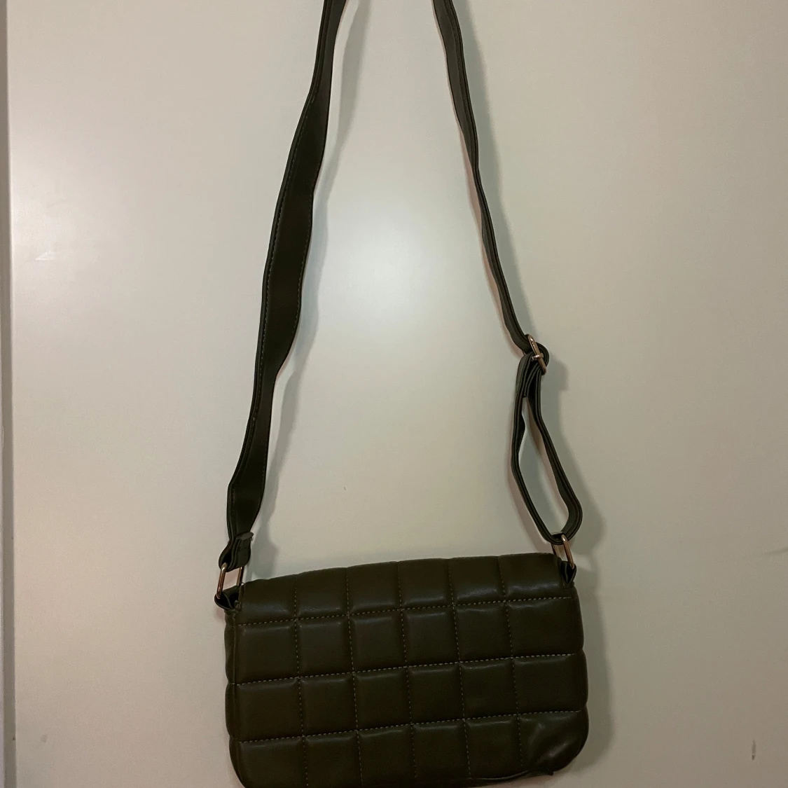 Olivgrön axelväska