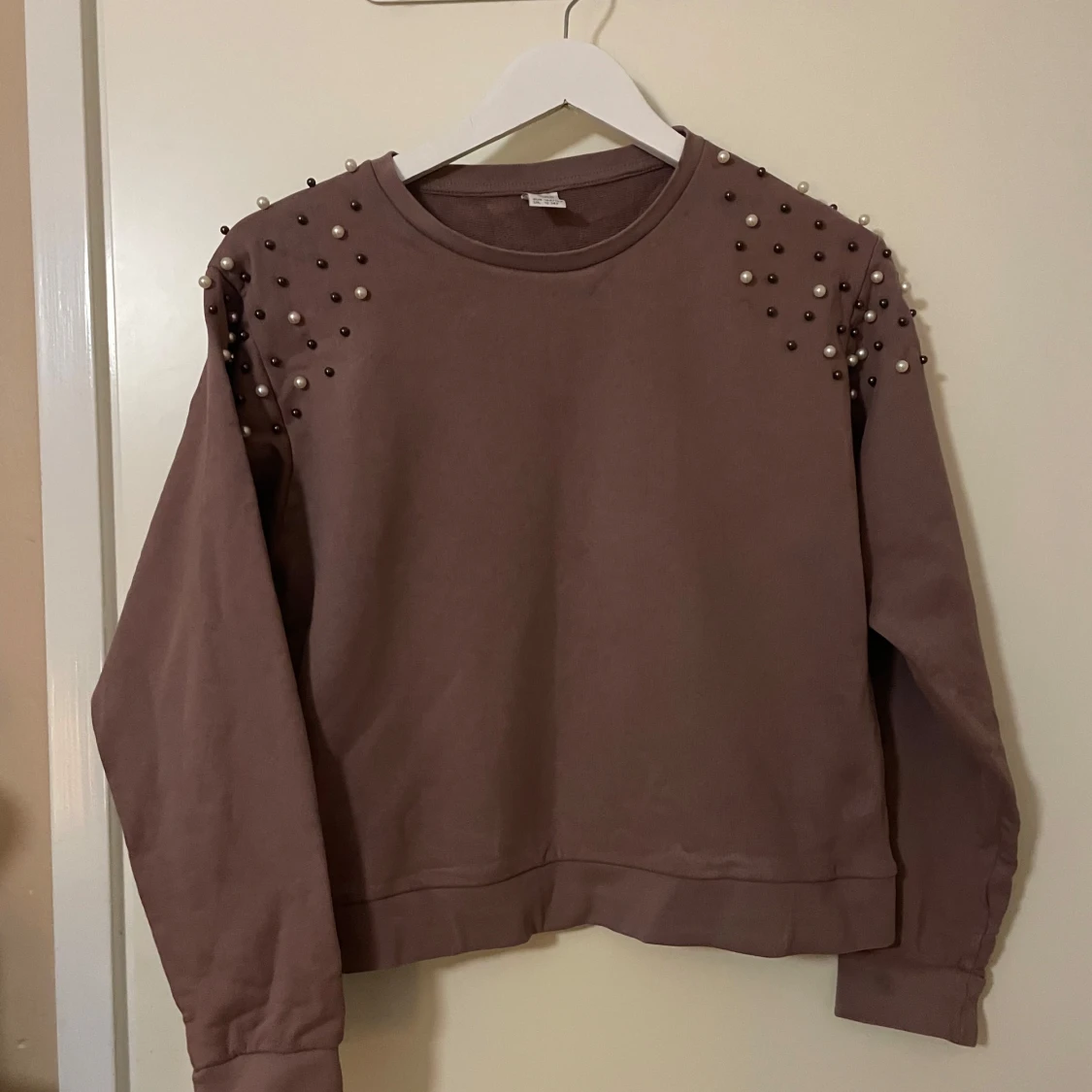  tröja med pärldetaljer 