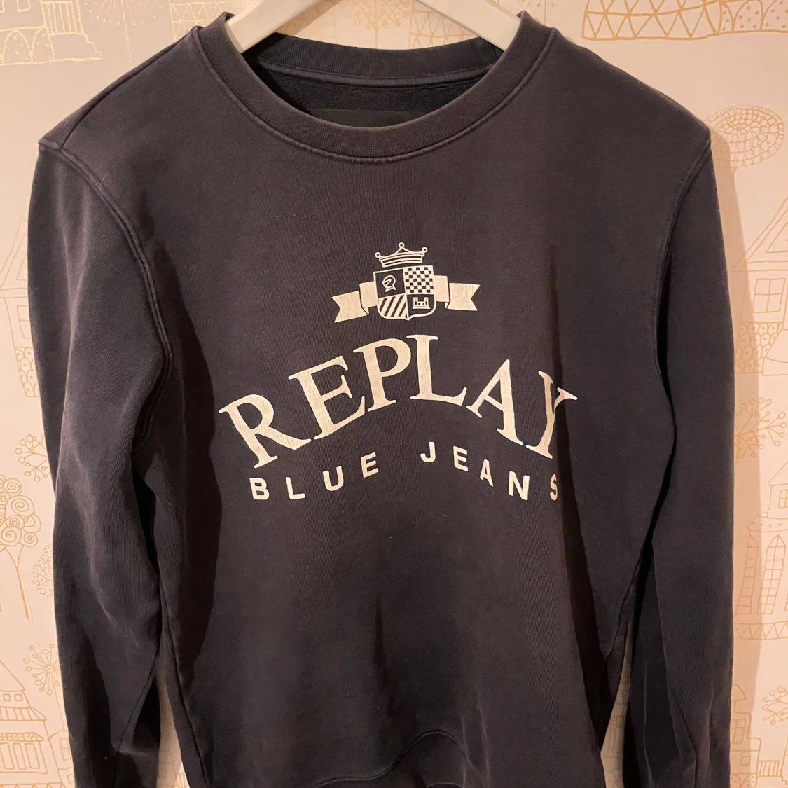 Mörkblå sweatshirt från Replay