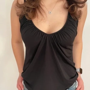 Svart halterneck linne - Snyggt svart halterneck linne med djup v-ringning. I bra skick och är lite stretchig så den passar fler storlekar som xs, s och medium. Den är dessutom justerbar. Hör av dig om du har några frågor :)