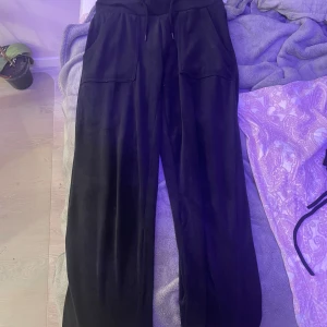 Svarta vida byxor - Svarta sweatpants från 157, bekväma och sitter fint