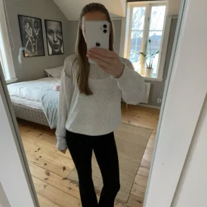 Vit tröja med hål - Fin vit tröja med hål i från Italien, går att ha med och utan linne 💗
