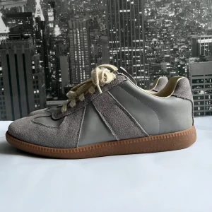 Maison Margiela Gats - Asfeta Mason Margiela Gats i den svårhittade gråa färgen 🤩. Fick tag på dem genom ett byte mot ett par Valentino Flycrews. Skorna är i toppskick och kan användas till både vardaglig användning men också något mer uppklätt. skicka iväg ett meddelande vid funderingar och frågor så svarar jag så fort som möjligt!🙌😁