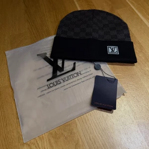 Svart L V mössa - Helt nya med tagg,