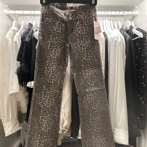 Leopardmönstrade bootcut jeans från Nelly - Snygga leopardmönstrade bootcut jeans från Nelly med låg midja. Perfekta för att ge en trendig touch till din outfit. Dessa jeans har en unik stil och är ett måste för garderoben! Jeansen är i nyskick och lappen sitter kvar! Har du frågor eller funderingar så tveka inte på att kontakta⭐️