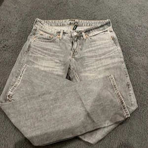 Grå jeans från Weekday - Knappt använda snygga grå jeans från Weekday med klassisk design. De har en rak passform och är tillverkade i ett slitstarkt denimtyg. Perfekta för en avslappnad stil. 