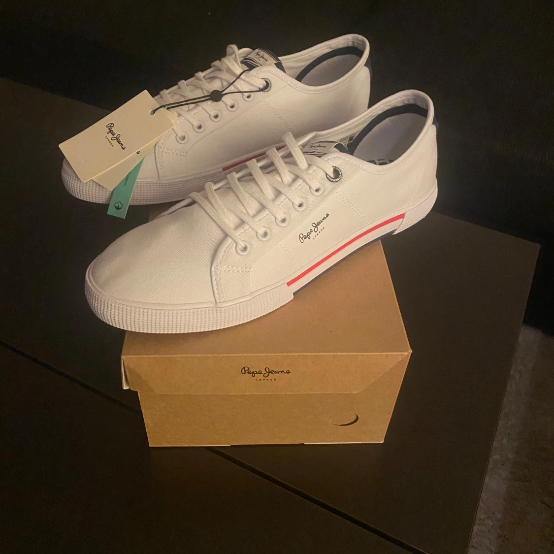 Vita sneakers från Pepe Jeans