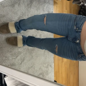 Lågmidjade jeans - Så fina Lågmidjade jeans som ej kommit till användning så helt oanvända, de är sydda Lågmidjade och har även några hål vid låren 🥰 strl 158/164 men passar mig bra med w26 / 160 cm för referens.