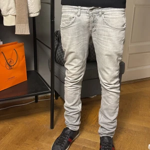 Dondup jeans  - Dondup gorge skinny fit jeans i väldigt eftertraktad färg nyans. Jeansen är i extremt bra skick och är använda med försiktighet under senaste månaderna. Köpta på Dondup butiken i München i somras och passar storleken 29w.