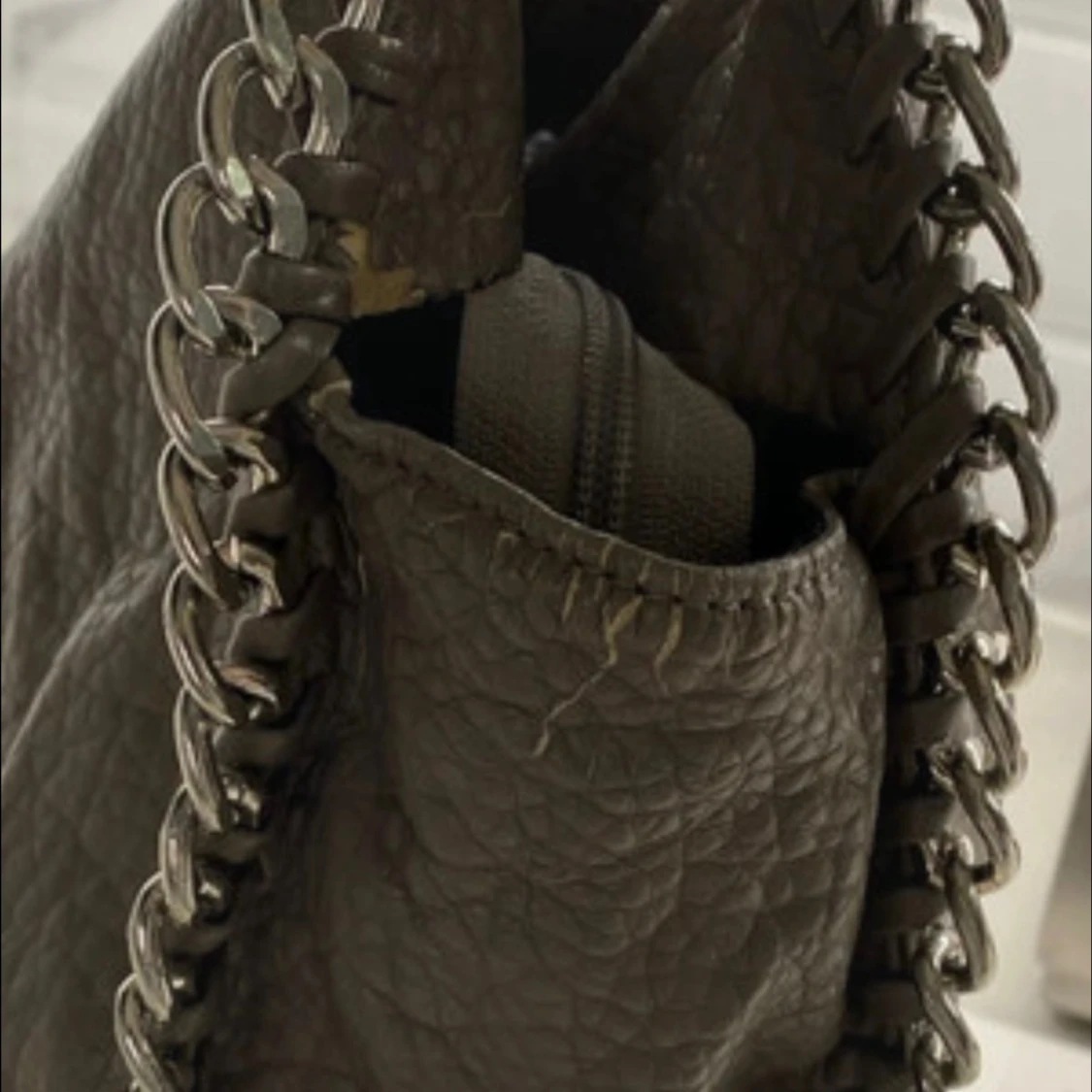 Beige axelväska med kedjedetaljer - 2