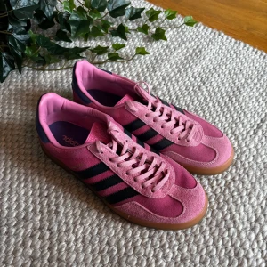 Adidas Gazelle Pink Bliss  - Snygga Adidas Gazelle Pink Bliss. Riktigt snygga, ovanliga vilket gör att de står ut riktigt härligt. 
