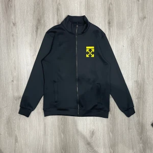 Svart jacka från Off-White - Helt ny/oanvänd. Snygg svart jacka från Off-White med gul grafisk design på bröstet och ryggen. Priser kan diskuteras vid snabb förhandling. XL men passar L