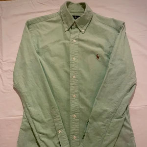 Raklh Lauren Skjorta - Ralph Lauren Skjorta | Skick: 9/10 (Mycket fint skick) | Färg: Mintgrön | Stlk: S | Nypris: 1995kr | Mitt pris: 349kr | Tveka inte på att ställa frågor i dm!💯