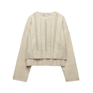 Beige stickad tröja med strass från Zara - Tröjan är i mycket bra skick