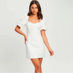 Studentklänning  - Snygg vit kortklänning, perfekt till studenten!! Använd en gång. Storlek 34 men skulle säga att den passar 36💕💕 kan skicka fler bilder om det önskas🥰pris kan diskuteras