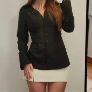 Svart skjorta - Snygg svart skjorta med långa ärmar och knappar framtill. Perfekt för en stilren look. Skjortan har en klassisk krage och en figurnära passform. Har bara använts några gånger 💞