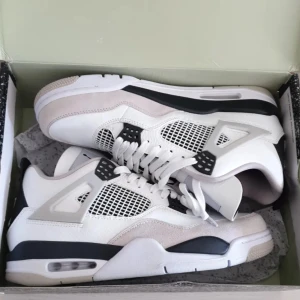 Nike Air Jordans 4 - Säljer Jordans 4 helt nya (aldrig använda) för bra pris, fraktar samma dag eller dagen efter. Kan gå ner i pris vid snabb affär