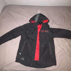 Prada windbreaker - Säljer denna prada windbreaker i topp skick🙌Skick 9,5/10🙌🙌  Inga defekter!                                         Storlek tg 50=L 🙌                                               Hör av dig vid minsta fundering!                     (Kan gå ner i pris)