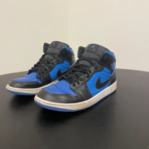 Nike Air Jordan Mid  - Hej säljer nu mina Nike air jordans. Det finns några skavanker som ni ser på bilderna men annars funkar dem och ser ut som dem gör på bilderna.